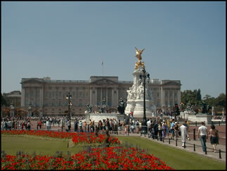 Buckingham Palace and the crowd of tourists
